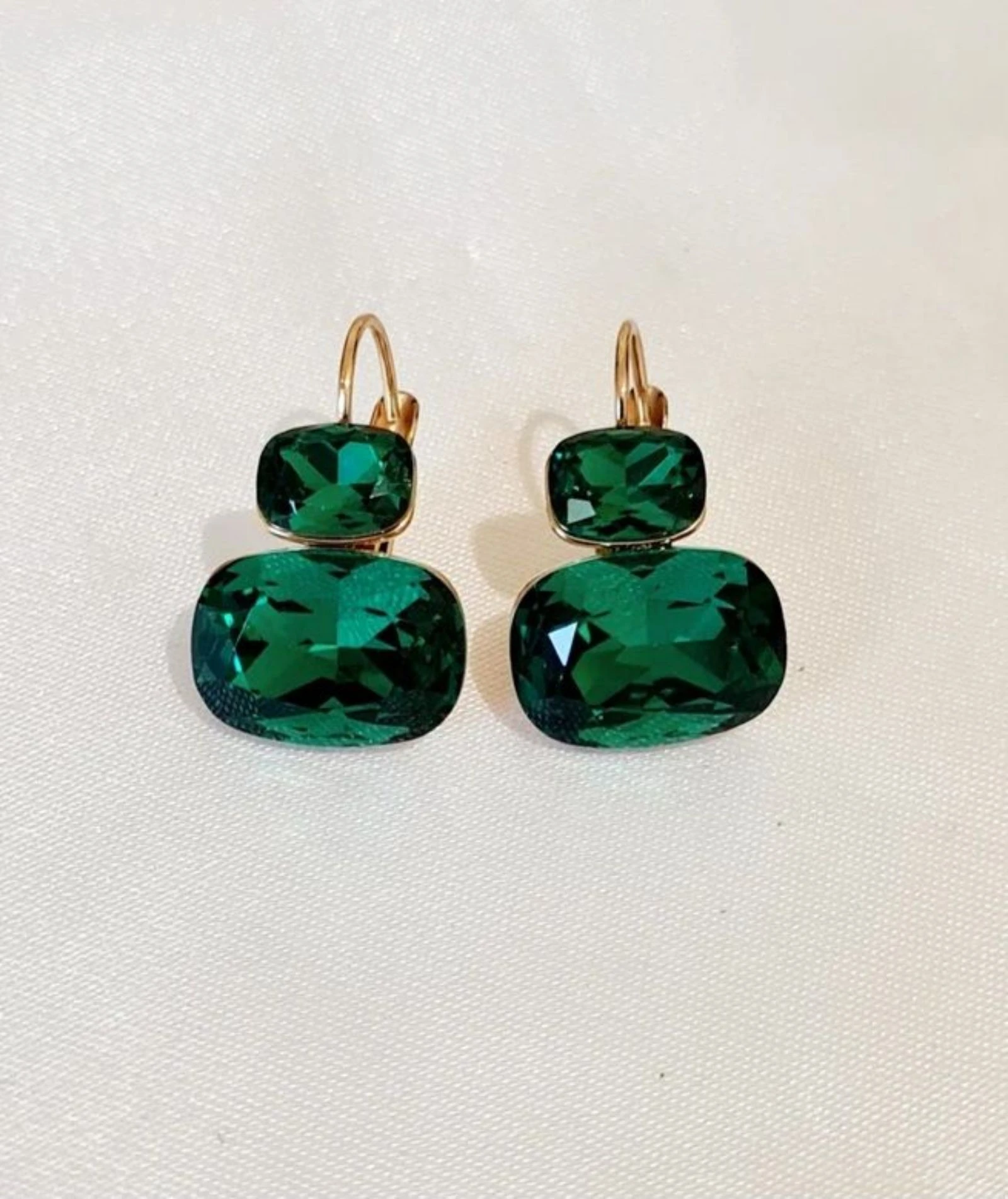Boucles d'oreilles dorées cristaux verts 